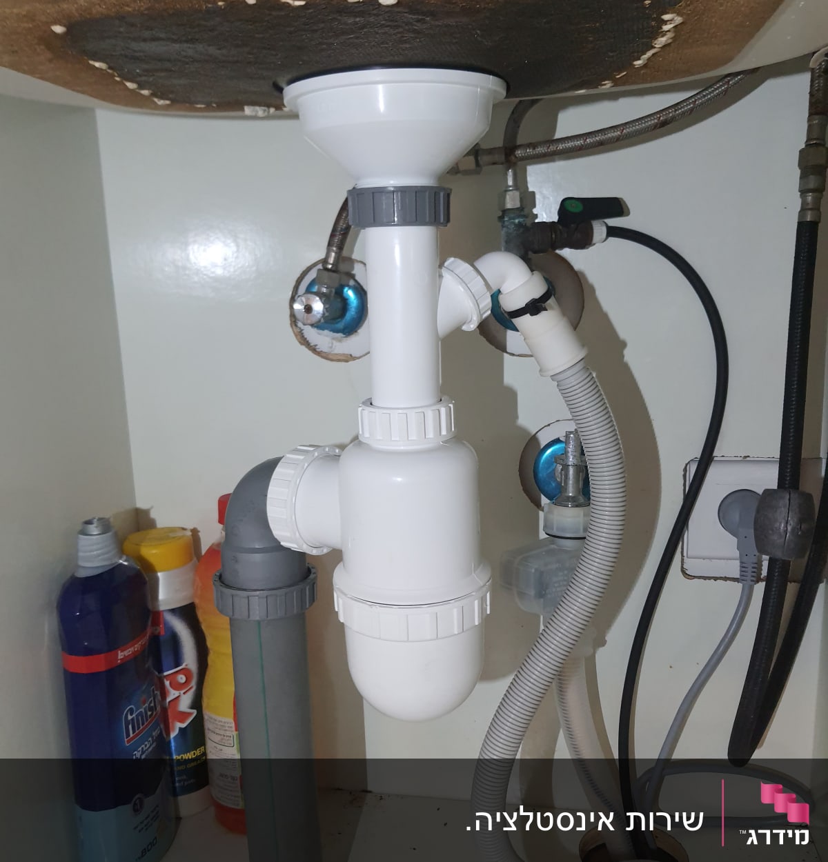 צנרת פלסטיק מתחת לכיור עם חיבורים ואביזרים